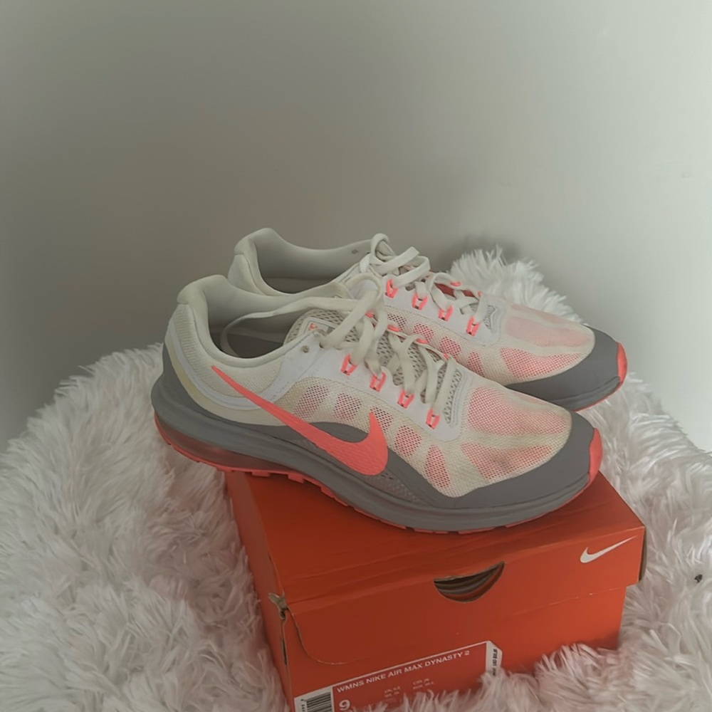 Nike Sneakers size 9. Used but in good condition. Can be machine washed